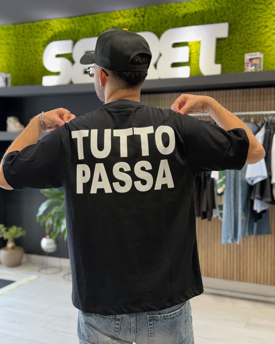 T-Shirt "TUTTO PASSA " black
