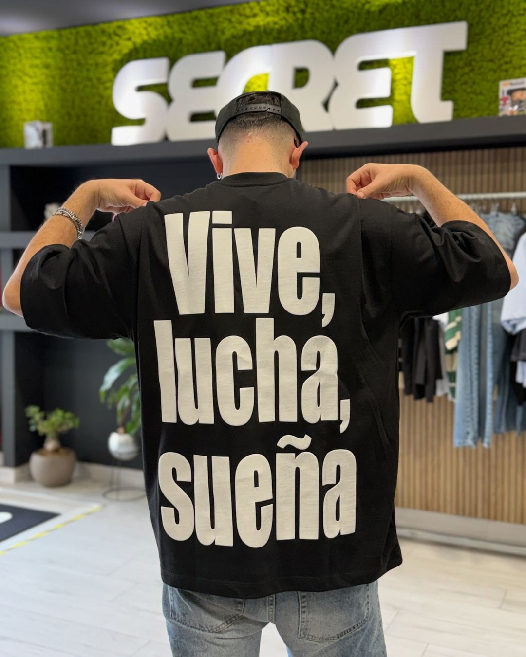 T-Shirt "VIVE, LUCHA, SUENA " black